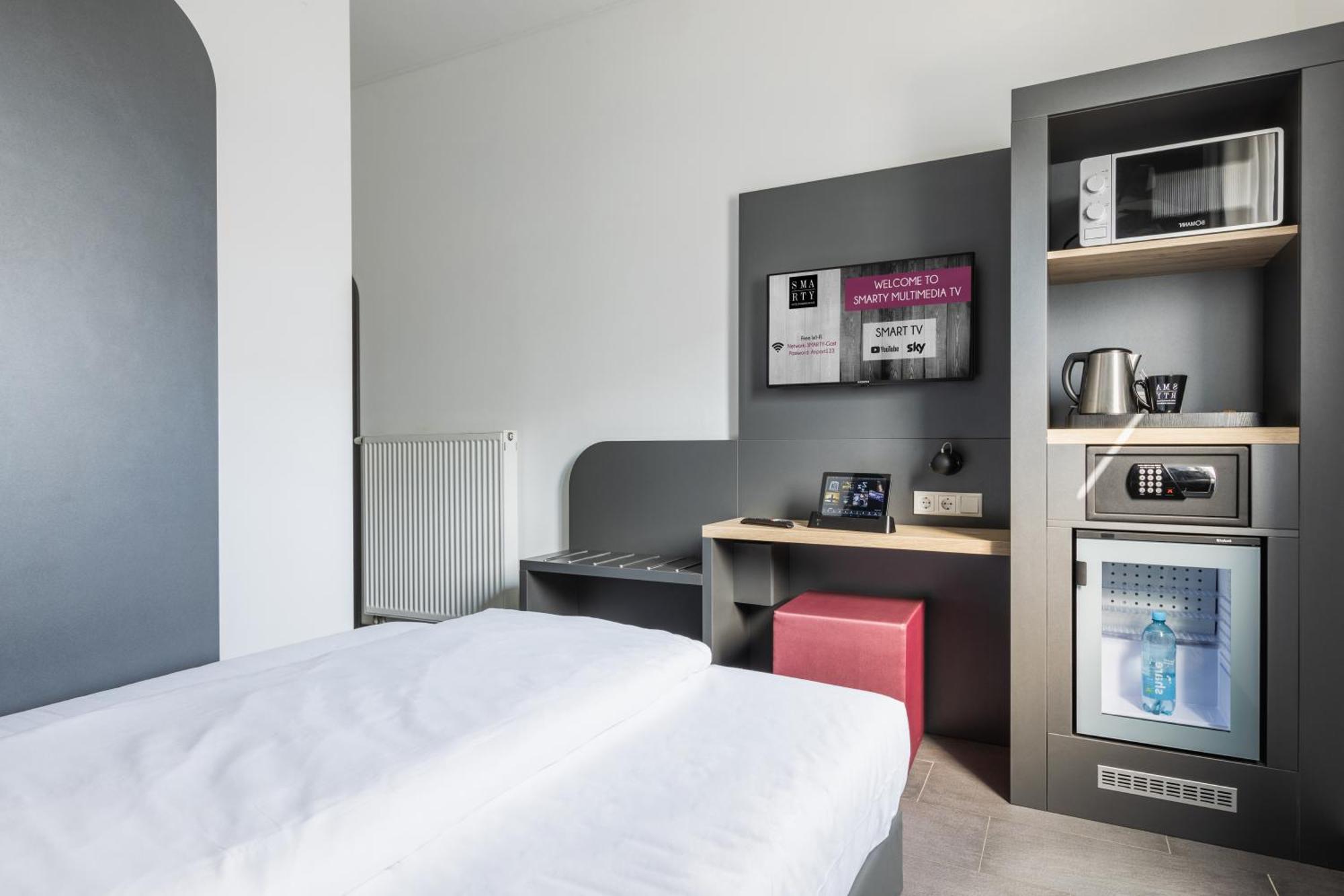 Smarty Airport Cologne Hotel - Kontaktloser Self Check-In Экстерьер фото